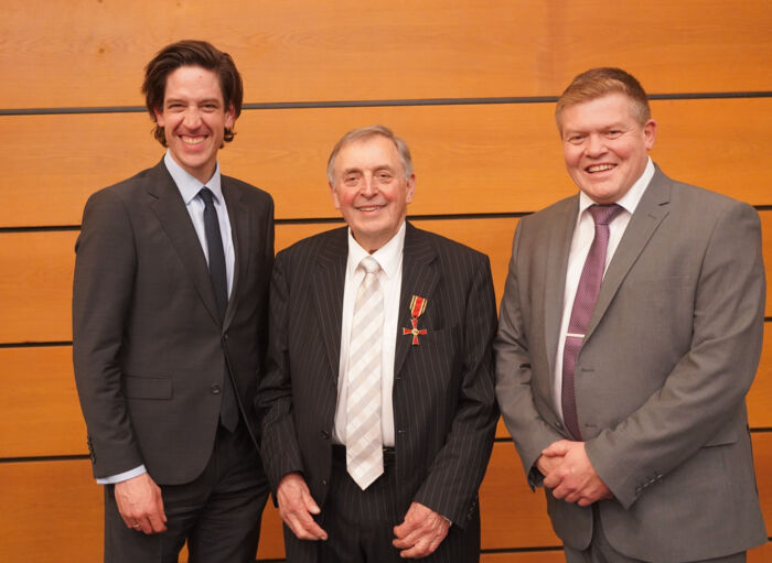 Landrat Mario Glaser (links) und Maselheims Bürgermeister Marc Hoffmann (rechts) gratulierten Prof. Dr. Alfons Siegel zur Ehrung mit dem Bundesverdienstkreuz. 079 - Prof. Dr. Alfons Siegel erhält das Bundesverdienstkreuz (2)