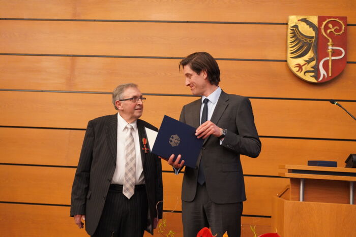 Landrat Mario Glaser hat das Verdienstkreuz am Bande des Verdienstordens der Bundesrepublik Deutschland an Dr. Alfons Siegel für sein vielfältiges Engagement in sozialen, karitativen und mitmenschlichen Bereichen verliehen.  079 - Prof. Dr. Alfons Siegel erhält das Bundesverdienstkreuz (1)