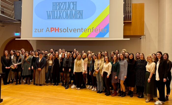 Etwa 70 Absolventinnen und Absolventen verschiedener Studiengänge feierten an der PH ihren Bachelor- oder Masterabschluss. Etwa 70 Absolventinnen und Absolventen verschiedener Studiengänge feierten an der PH ihren Bachelor- oder Masterabschluss.
