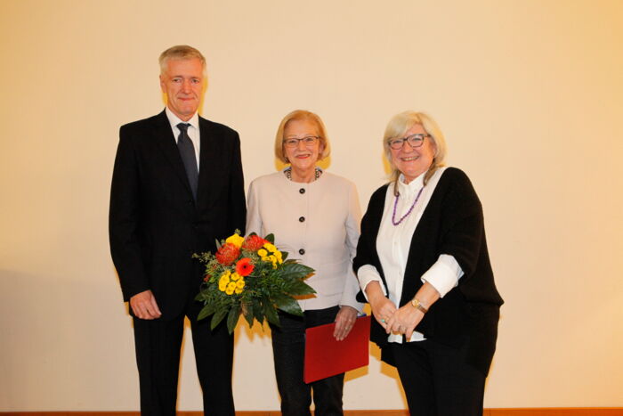 Verleihung_der_Wuerde_einer_Ehrenbuergerin__Akademische_Jahresfeier_2024_10 Verleihung_der_Wuerde_einer_Ehrenbuergerin__Akademische_Jahresfeier_2024_10