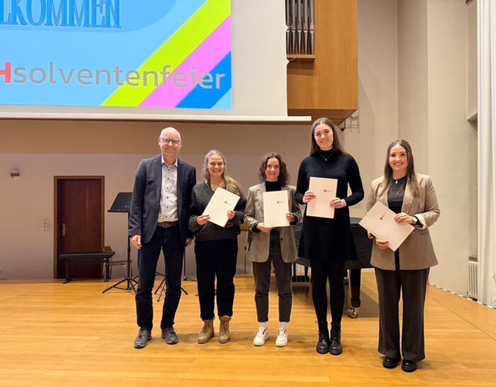 Mit den VdF-Preisen wurden die PH-Absolventinnen Miriam Moll, Hannah Ahlbrecht, Katharina Regner, Mareike Heiner (nicht im Bild) und Inanna Rollinger ausgezeichnet. Es gratulierte ihnen VdF-Geschäftsführer Prof. Dr. Andreas Schwab. VdF-Preise