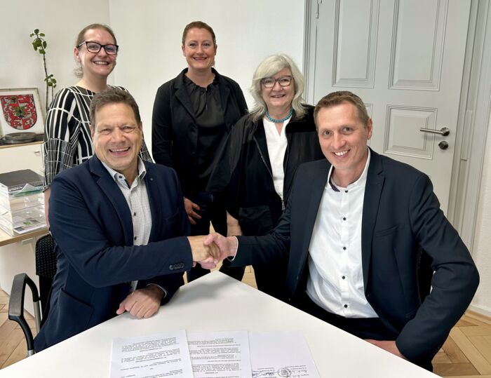 Mit Unterschrift und Handschlag besiegelt (von links): Bürgermeister Alexander Geiger, Sandra Schwenk (Vermögen und Bau Ravensburg / Land Baden-Württemberg), Juliane Jaeegle (Stadtwerke Weingarten), Karin Schweizer (Rektorin der PH) sowie Thomas Pehle (Amtsleiter Vermögen und Bau Ravensburg) Gruppenbild Kooperation Hallenbad
