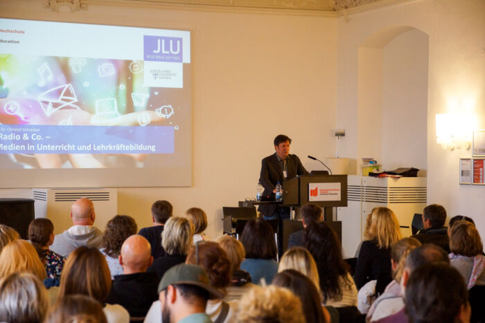 Auf der gut besuchten Macht-Mathe!-Tagung an der PH Weingarten sprach Prof. Dr. Christof Schreiber von der Justus-Liebig-Universität Gießen, über Digitale Medien in Unterricht und Lehrkräftebildung. Christof Schreiber