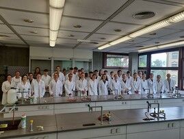 Foto Schulklassen im Schülerlabor Foto Schulklassen im Schülerlabor