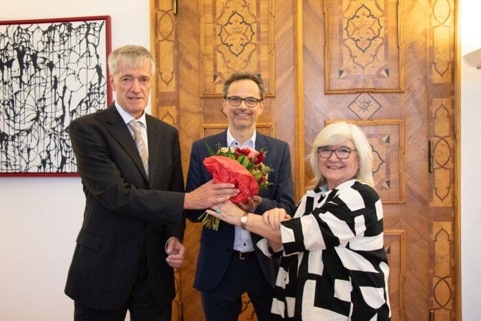 Der Hochschulratsvorsitzende Prof. Dr. Dr. h.c. Hans Gruber (li.) und die Rektorin der PH Weingarten Prof. Dr. Karin Schweizer gratulieren Oliver Kohl-Frey (Mitte) zur Wahl zum neuen Kanzler der PH. Kanzlerwahl 2025