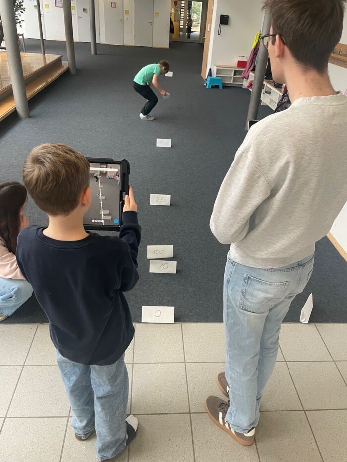 Mithilfe von Augmented Reality (AR) können Kinder den Zahlenraum mit dem Zahlenstrahl erkunden. Mathetag Langenargen 01