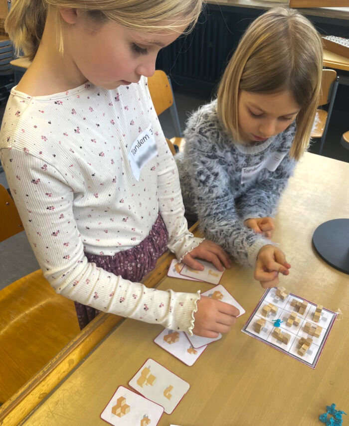 Diese Lernstation hilft Kindern, räumliches Vorstellungsvermögen spielerisch zu entwickeln. Mathetag Langenargen