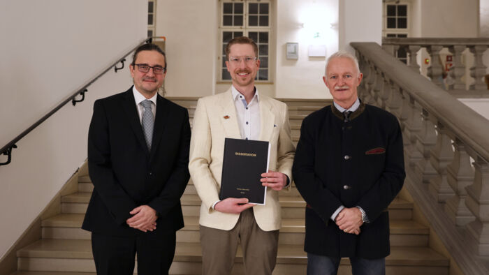 Markus Dumschat (Mitte) mit den beiden Betreuern seiner Dissertation, Professor Dr.-Ing. Ralf Stetter (RWU, links) und Professor Dr. Joachim Rottmann (PH).   
 Promotion RWU-PH Dumschat
